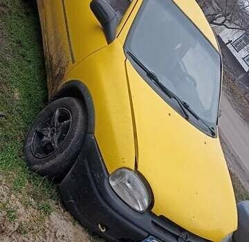 Желтый Опель Корса, объемом двигателя 1.2 л и пробегом 15 тыс. км за 800 $, фото 1 на Automoto.ua