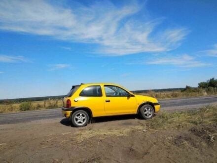 Желтый Опель Корса, объемом двигателя 1 л и пробегом 380 тыс. км за 2500 $, фото 1 на Automoto.ua