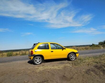 Желтый Опель Корса, объемом двигателя 1 л и пробегом 380 тыс. км за 2500 $, фото 1 на Automoto.ua