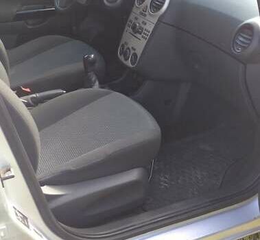 Серый Опель Корса, объемом двигателя 1.3 л и пробегом 327 тыс. км за 5300 $, фото 3 на Automoto.ua