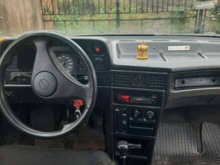 Опель Другая 1985 в Черновцах на Automoto.ua Белый Опель Другая, объемом двигателя 0 л и пробегом 300 тыс. км за 1500 $, фото 1 на Automoto.ua