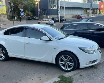 Белый Опель Инсигния, объемом двигателя 2 л и пробегом 220 тыс. км за 7500 $, фото 1 на Automoto.ua