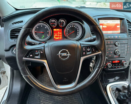 Белый Опель Инсигния, объемом двигателя 1.96 л и пробегом 225 тыс. км за 8200 $, фото 11 на Automoto.ua