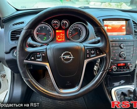 Белый Опель Инсигния, объемом двигателя 2 л и пробегом 225 тыс. км за 8900 $, фото 7 на Automoto.ua