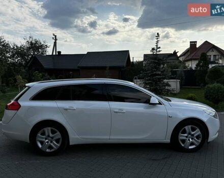 Белый Опель Инсигния, объемом двигателя 2 л и пробегом 245 тыс. км за 7200 $, фото 3 на Automoto.ua