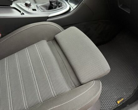 Білий Опель Інсігнія, об'ємом двигуна 1.6 л та пробігом 210 тис. км за 8000 $, фото 23 на Automoto.ua