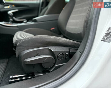 Белый Опель Инсигния, объемом двигателя 1.6 л и пробегом 210 тыс. км за 8300 $, фото 15 на Automoto.ua