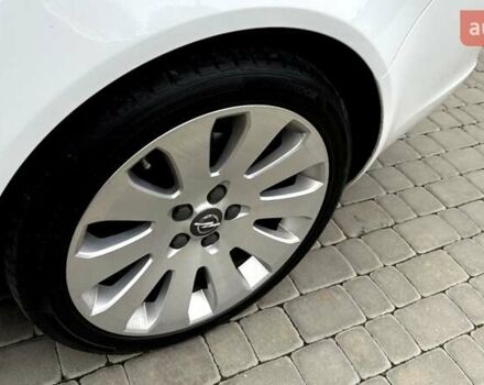 Белый Опель Инсигния, объемом двигателя 1.6 л и пробегом 200 тыс. км за 7770 $, фото 21 на Automoto.ua