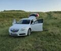 Белый Опель Инсигния, объемом двигателя 2 л и пробегом 300 тыс. км за 7200 $, фото 1 на Automoto.ua