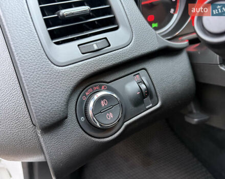 Белый Опель Инсигния, объемом двигателя 1.6 л и пробегом 210 тыс. км за 8300 $, фото 14 на Automoto.ua