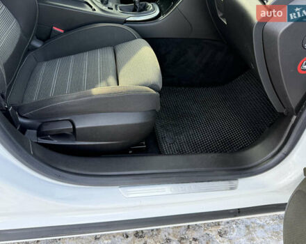 Белый Опель Инсигния, объемом двигателя 1.6 л и пробегом 210 тыс. км за 8000 $, фото 37 на Automoto.ua