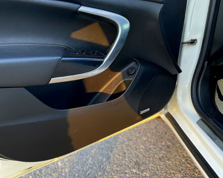 Белый Опель Инсигния, объемом двигателя 2 л и пробегом 300 тыс. км за 8000 $, фото 10 на Automoto.ua