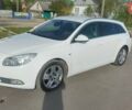 Белый Опель Инсигния, объемом двигателя 2 л и пробегом 302 тыс. км за 8000 $, фото 1 на Automoto.ua