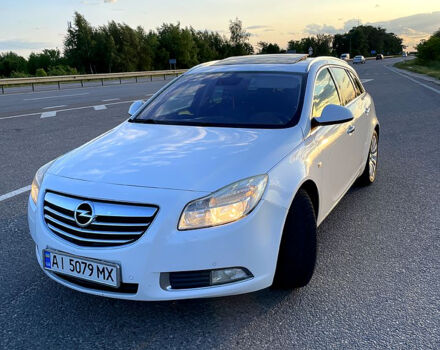 Белый Опель Инсигния, объемом двигателя 2 л и пробегом 300 тыс. км за 8000 $, фото 2 на Automoto.ua