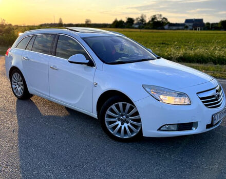 Белый Опель Инсигния, объемом двигателя 2 л и пробегом 300 тыс. км за 8000 $, фото 3 на Automoto.ua