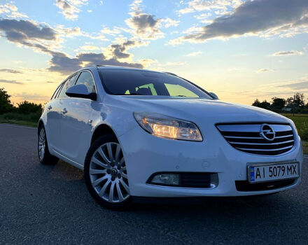 Белый Опель Инсигния, объемом двигателя 2 л и пробегом 300 тыс. км за 8000 $, фото 1 на Automoto.ua