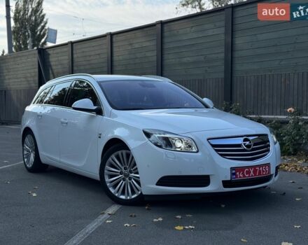 Белый Опель Инсигния, объемом двигателя 2 л и пробегом 130 тыс. км за 9300 $, фото 1 на Automoto.ua