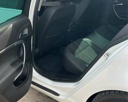 Белый Опель Инсигния, объемом двигателя 2 л и пробегом 270 тыс. км за 8600 $, фото 3 на Automoto.ua