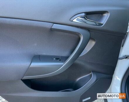 Белый Опель Инсигния, объемом двигателя 2 л и пробегом 292 тыс. км за 9400 $, фото 12 на Automoto.ua