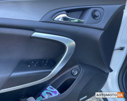 Белый Опель Инсигния, объемом двигателя 2 л и пробегом 292 тыс. км за 9400 $, фото 7 на Automoto.ua