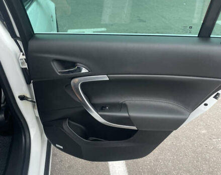 Білий Опель Інсігнія, об'ємом двигуна 2 л та пробігом 200 тис. км за 12500 $, фото 19 на Automoto.ua