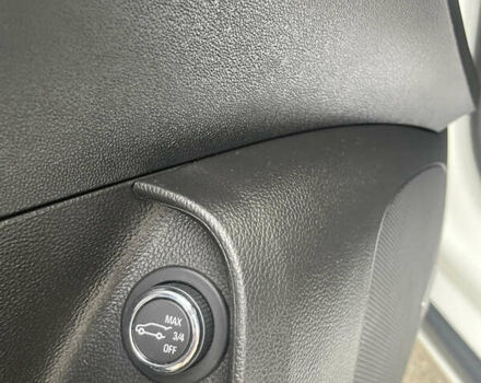 Білий Опель Інсігнія, об'ємом двигуна 2 л та пробігом 200 тис. км за 12500 $, фото 20 на Automoto.ua