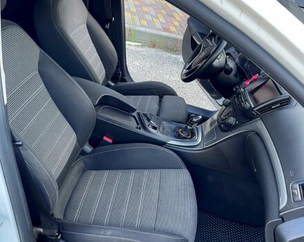 Белый Опель Инсигния, объемом двигателя 2 л и пробегом 246 тыс. км за 9100 $, фото 8 на Automoto.ua