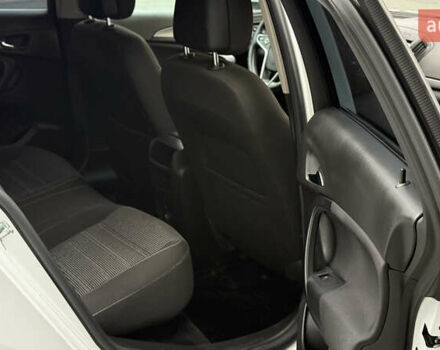 Белый Опель Инсигния, объемом двигателя 1.96 л и пробегом 241 тыс. км за 9800 $, фото 45 на Automoto.ua