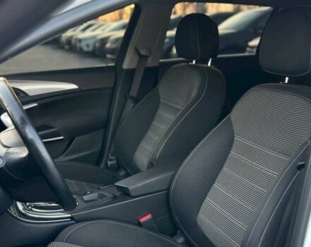 Белый Опель Инсигния, объемом двигателя 2 л и пробегом 256 тыс. км за 12990 $, фото 7 на Automoto.ua