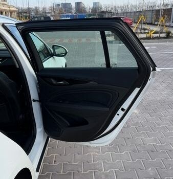 Белый Опель Инсигния, объемом двигателя 1.6 л и пробегом 190 тыс. км за 14999 $, фото 11 на Automoto.ua