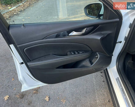 Белый Опель Инсигния, объемом двигателя 2 л и пробегом 227 тыс. км за 15400 $, фото 12 на Automoto.ua