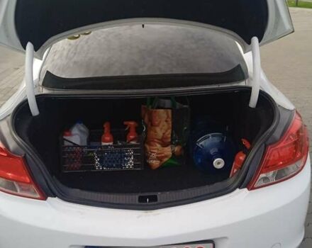 Белый Опель Инсигния, объемом двигателя 1.6 л и пробегом 158 тыс. км за 7500 $, фото 2 на Automoto.ua