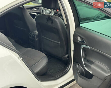 Білий Опель Інсігнія, об'ємом двигуна 2 л та пробігом 204 тис. км за 9500 $, фото 8 на Automoto.ua