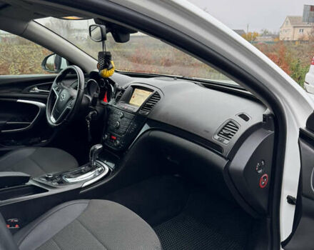 Білий Опель Інсігнія, об'ємом двигуна 2 л та пробігом 204 тис. км за 9500 $, фото 6 на Automoto.ua