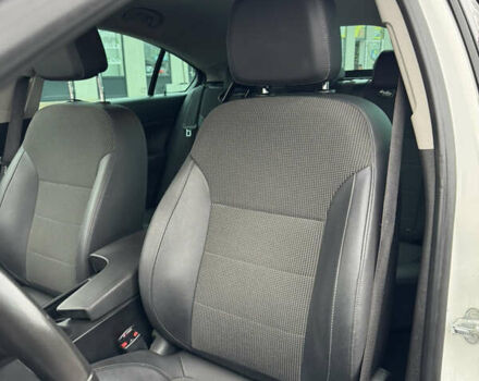 Білий Опель Інсігнія, об'ємом двигуна 2 л та пробігом 204 тис. км за 9500 $, фото 5 на Automoto.ua