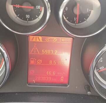 Белый Опель Инсигния, объемом двигателя 1.4 л и пробегом 200 тыс. км за 7000 $, фото 5 на Automoto.ua