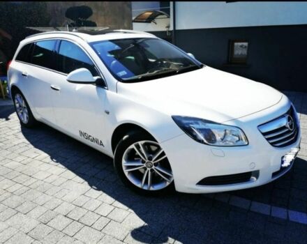 Белый Опель Инсигния, объемом двигателя 2 л и пробегом 289 тыс. км за 8000 $, фото 1 на Automoto.ua