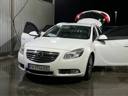 Белый Опель Инсигния, объемом двигателя 2 л и пробегом 325 тыс. км за 6599 $, фото 1 на Automoto.ua
