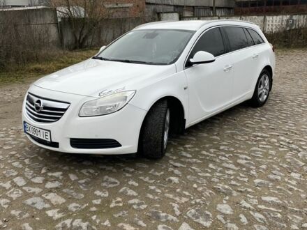 Белый Опель Инсигния, объемом двигателя 2 л и пробегом 222 тыс. км за 8200 $, фото 1 на Automoto.ua