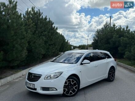 Белый Опель Инсигния, объемом двигателя 2 л и пробегом 196 тыс. км за 7499 $, фото 1 на Automoto.ua