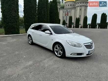 Білий Опель Інсігнія, об'ємом двигуна 2 л та пробігом 271 тис. км за 7000 $, фото 1 на Automoto.ua