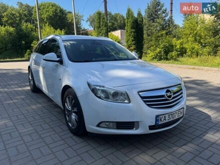 Белый Опель Инсигния, объемом двигателя 2 л и пробегом 256 тыс. км за 7999 $, фото 1 на Automoto.ua