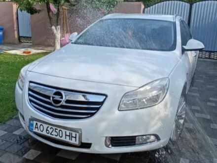 Білий Опель Інсігнія, об'ємом двигуна 2 л та пробігом 217 тис. км за 8500 $, фото 1 на Automoto.ua