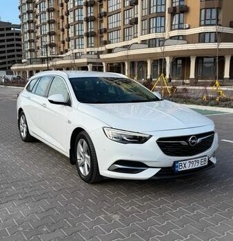 Белый Опель Инсигния, объемом двигателя 1.6 л и пробегом 190 тыс. км за 14999 $, фото 1 на Automoto.ua