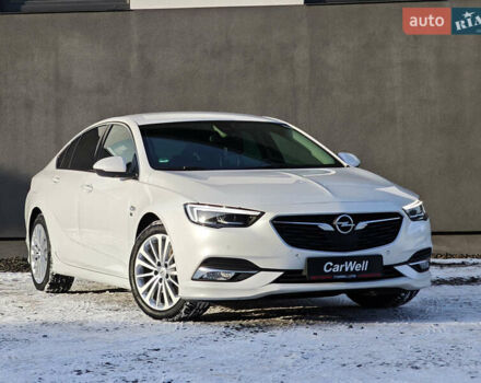 Белый Опель Инсигния, объемом двигателя 2 л и пробегом 182 тыс. км за 17500 $, фото 1 на Automoto.ua