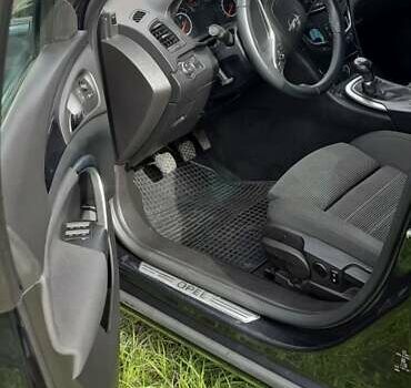 Чорний Опель Інсігнія, об'ємом двигуна 2 л та пробігом 240 тис. км за 10100 $, фото 3 на Automoto.ua