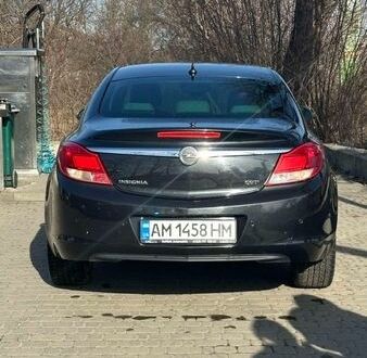 Чорний Опель Інсігнія, об'ємом двигуна 2 л та пробігом 227 тис. км за 8000 $, фото 1 на Automoto.ua
