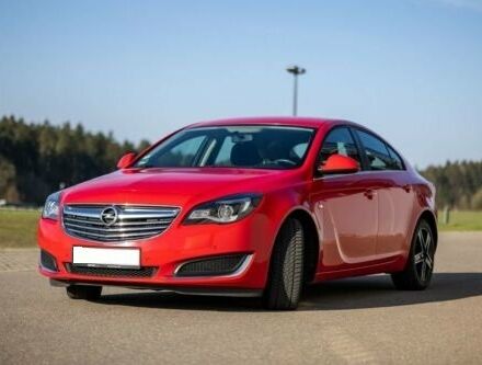 Красный Опель Инсигния, объемом двигателя 2 л и пробегом 150 тыс. км за 12950 $, фото 1 на Automoto.ua