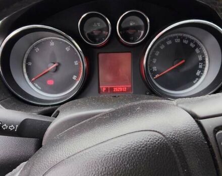 Желтый Опель Инсигния, объемом двигателя 1.96 л и пробегом 252 тыс. км за 8100 $, фото 3 на Automoto.ua