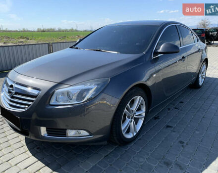 Серый Опель Инсигния, объемом двигателя 2 л и пробегом 318 тыс. км за 8200 $, фото 1 на Automoto.ua